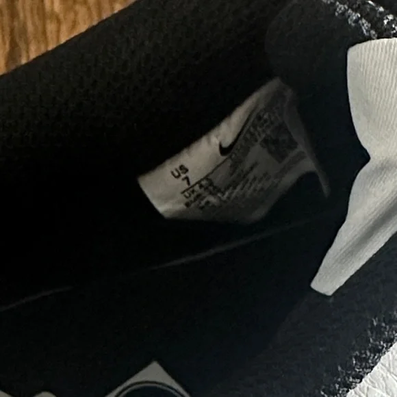 Nike Low-Top Sneakers in Black and White Leather - Picture 2 of 3